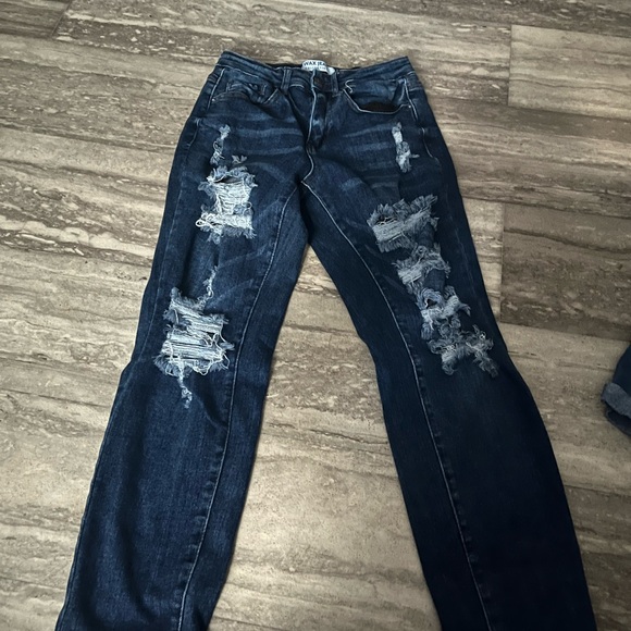 melrose Denim - Stylish Distressed Straight Leg Jeans